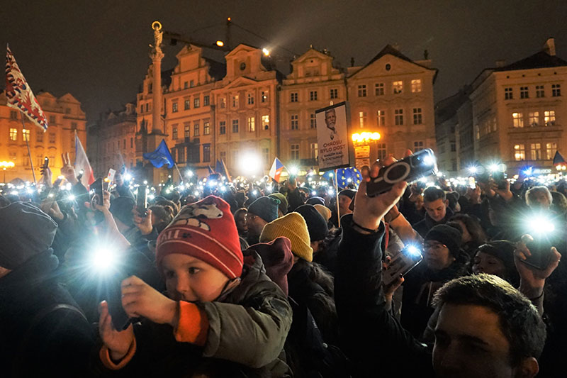 Staroměstským náměstím znelo Pavel na hrad!